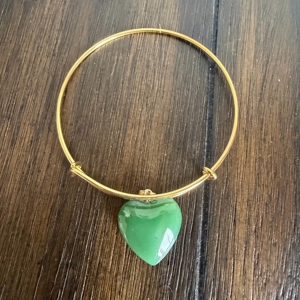 Chic Gold Bracelet with Green Heart Charm
